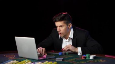 Oyuncu poker online bahisler ve WINS çalış. Yakın çekim