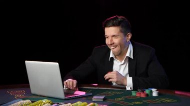 Online poker oynamaya adam ve kaybeder. Yakın çekim