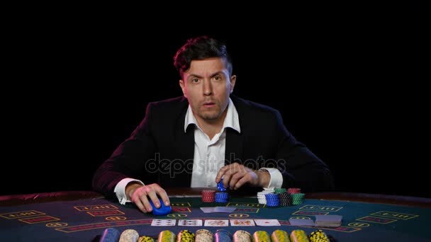 Jugador de poker online perdiendo. De cerca. — Vídeo de stock