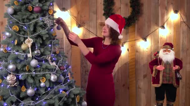 Fille décore un arbre de Noël, vacances, Noël, fond en bois — Video