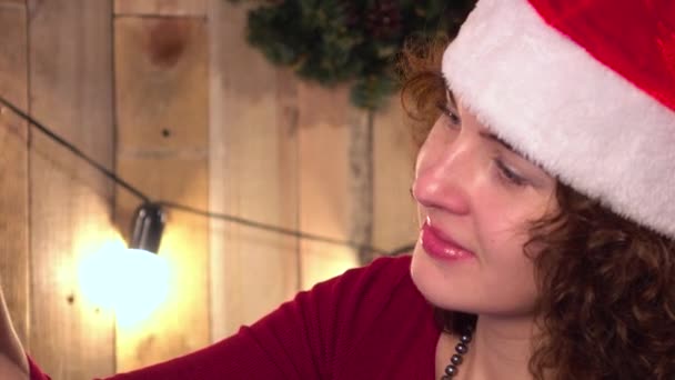 Mooie vrouw, kerstboom, houten achtergrond, rode, houten achtergrond — Stockvideo
