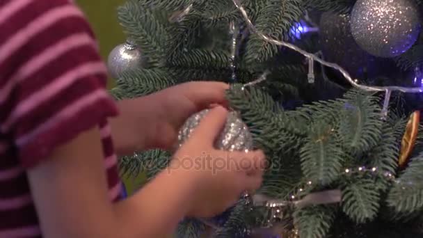 Petite jeune fille décorant arbre de Noël — Video