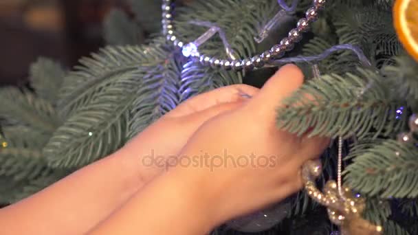 Menina feliz decorando árvore de Natal em sua casa., decoração, família — Vídeo de Stock