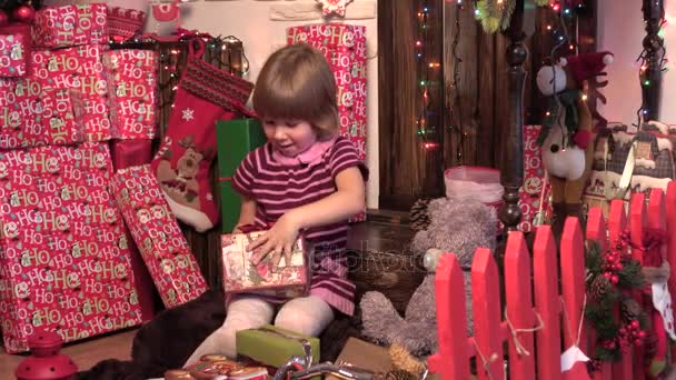 Milagro de Navidad, caja de regalo mágica y una niña — Vídeo de stock