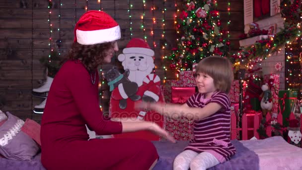 Mère et fille jouant dans les mains, décor de Noël, lanternes colorées, Père Noël claus , — Video