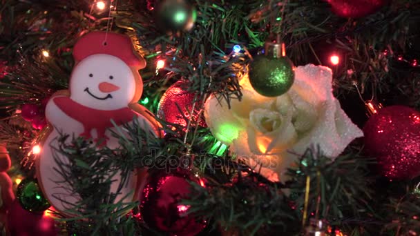 Muñeco de jengibre muñeco de nieve y árbol de Navidad decorado, Navidad decorar, luces — Vídeo de stock