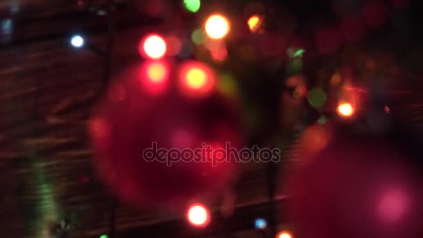 Рождественская елка Украшенные, красный шар, огни цветов, елка, динамическая смена фокуса — стоковое видео