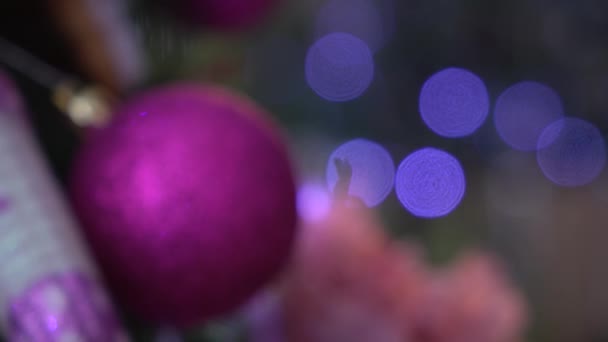 Árvore de Natal bolas violetas, decorações de Natal, natal, verde, mudança dinâmica de foco — Vídeo de Stock