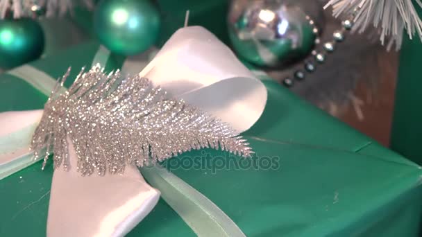 Yeşil hediye kutusu gümüş şerit ve yay, cam ile sola taşır — Stok video
