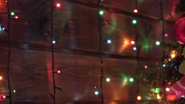 Weihnachten Lebkuchen, Holztisch, bunte Laternen, Nocke rückt nach rechts — Stockvideo