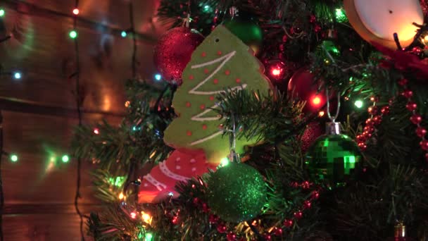 Weihnachten selbst gebackener Lebkuchenhaus-Plätzchen über hölzernem Hintergrund, dynamischer Schwerpunktwechsel — Stockvideo