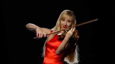 Kız keman çalış. Stüdyo. Yakın çekim. Siyah arka plan