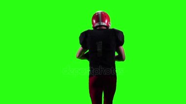 Adam futbol oyuncu topu ile çalışan. Ağır çekim, yeşil ekran