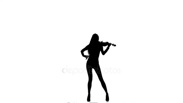 Žena hrající akordy na violu. Silueta