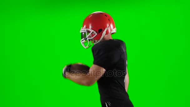 Niño jugando al fútbol con un casco rojo. Pantalla verde — Vídeo de stock