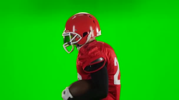 Fußballer beginnt mit dem Ball in der Hand. Green Screen, Nahaufnahme — Stockvideo