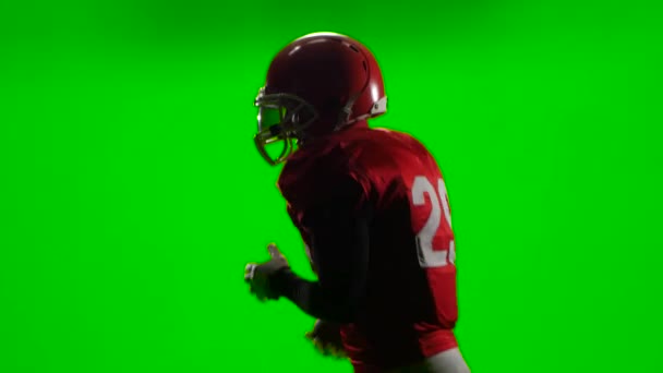 The player runs with the ball in his hand and throws it. Green screen — Stock Video