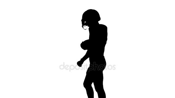 フットボール選手は彼の手にボールを運ぶ。スローモーション. — ストック動画
