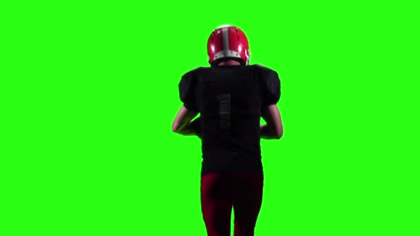 Man football-speler met de bal. Slowmotion, groen scherm — Stockvideo