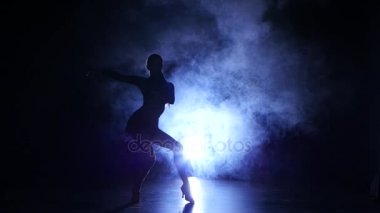 Salsa, rumba, siluet hareketleri dans kız. Koyu arka plan, mavi arka plan ışığı