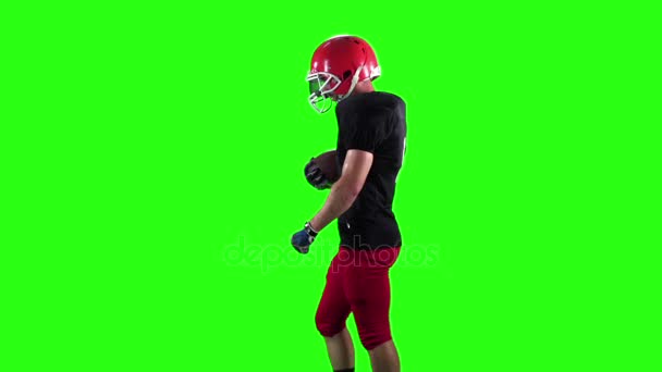 Fotbollsspelare skiftar bollen från hand till hand. Slow motion — Stockvideo