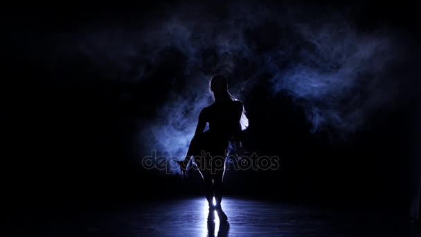 Kız samba stüdyoda dans, siluet. Mavi arka ışık — Stok video