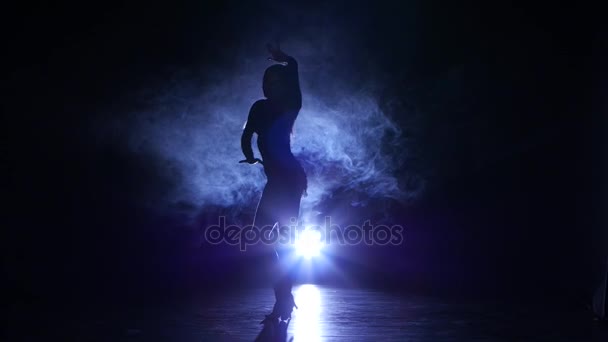 Χορός κορίτσι ρούμπα στο studio, σιλουέτα. Μπλε φωτισμός — Αρχείο Βίντεο