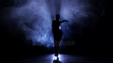 Zarif kız dans stüdyosu ruhumuzu siluet. Koyu arka plan, mavi arka plan ışığı