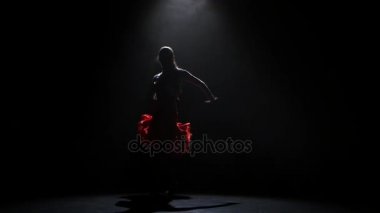 Rumba karanlık bir arka plan üzerinde duman stüdyoda dans güzel kız