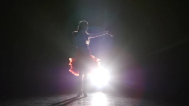 Latin bir koyu arka plan, duman, siluet stüdyoda dans güzel kız