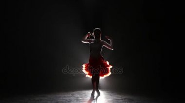 Ruhumuzu bir koyu arka plan, duman, siluet stüdyoda dans güzel kız