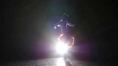 Ruhumuzu bir koyu arka plan, duman, siluet stüdyoda dans Bayan