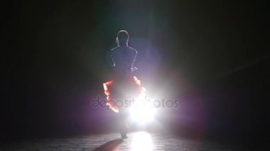 Bayan Samba stüdyoda bir koyu arka plan, duman, siluet dans.