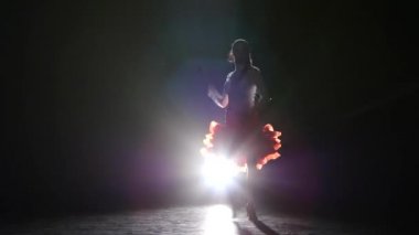 Bayan Rumba stüdyoda bir koyu arka plan, duman, siluet dans.