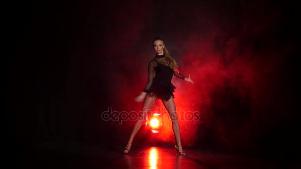 Ballerina in studio con illuminazione rossa su sfondo scuro — Video Stock