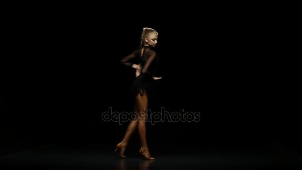 Szakmai gyönyörű táncos cha-cha-cha Studio egy sötét háttér — Stock videók