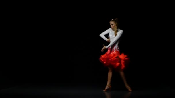 Profesionální tanečnice v krásných šatech v ateliéru na tmavém pozadí — Stock video