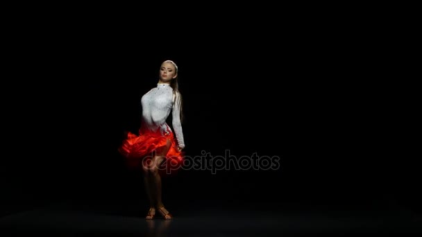 Mädchen tanzt Samba in einem Studio auf dunklem Hintergrund — Stockvideo