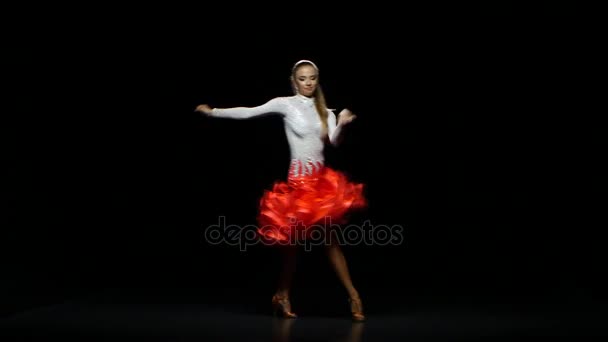 Mujer bailando rumba en un estudio sobre un fondo oscuro — Vídeos de Stock