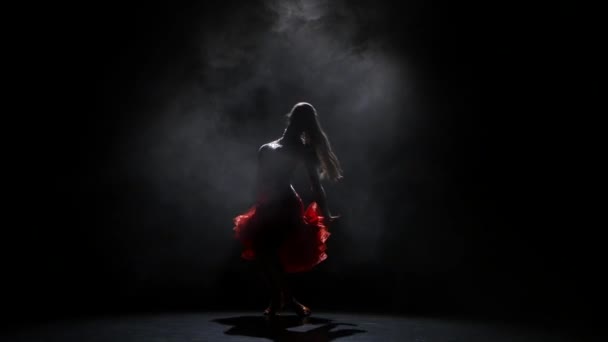 Karanlık bir arka plan üzerinde stüdyoda güzel elbiseli dansçı kız duman — Stok video