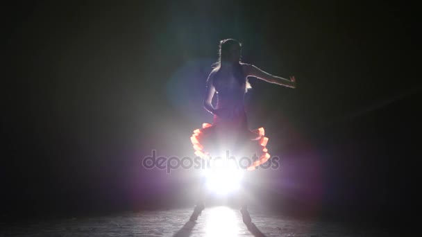 Vacker flicka dansa samba i studion på en mörk bakgrund, rök, siluett — Stockvideo