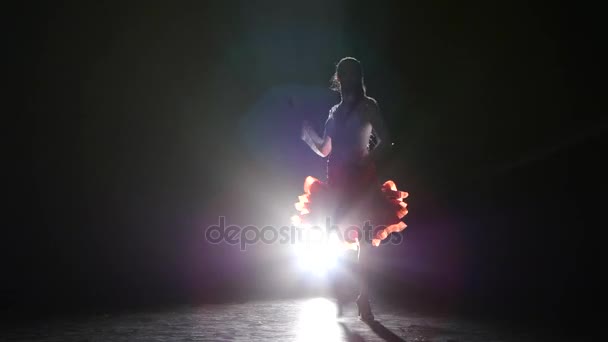 Леди танцует румбу в студии на темном фоне, дым, силуэт — стоковое видео