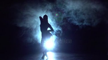 Hareket rumba, salsa, latin dans kadınlar tarafından yapılır. Ağır çekim