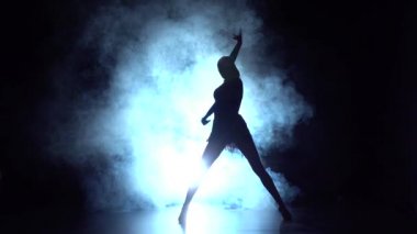 Latin dans stüdyoda, siluet. Ağır çekim