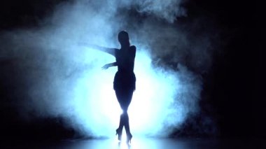 Latin dans dansçı gerçekleştirir stüdyoda, siluet. Ağır çekim