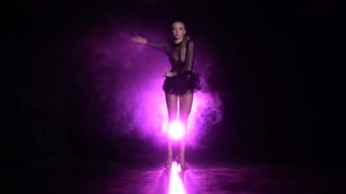 Dansçı ruhumuzu dans stüdyosunda gerçekleştirir. Ağır çekim