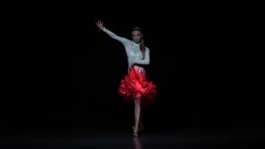 Öğeleri salsa, koyu arka plan dans çekici kız. Ağır çekim