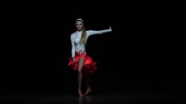 Latin, koyu arka plan dans kız. Ağır çekim