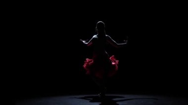Kız dans tutkulu samba dansı, siluet. Ağır çekim