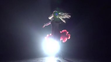 Kadın dans kapacaksın. Ağır çekim